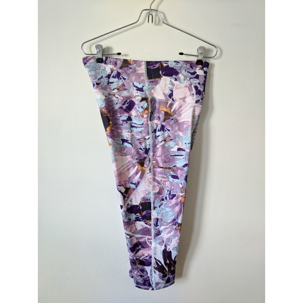 Champion Abstract Floral Compression Capri Legging - Picture 3 of 6